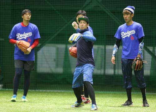 ドジャースのシャツを着た（左から）戸田、飯田、中田とノックを受ける前田
