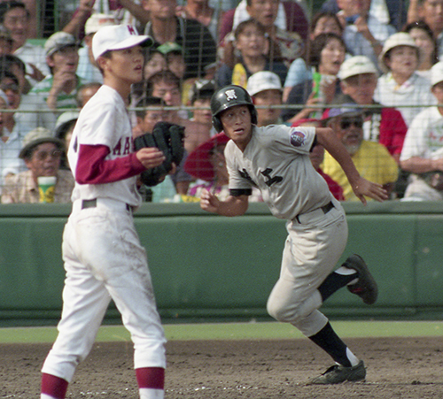 ＜９６年夏の甲子園　熊本工・松山商＞９回裏２死、松山商・新田浩貴投手（左）から左越えに同点となるソロホームラン（本塁打）を放つ熊本工・沢村幸明外野手