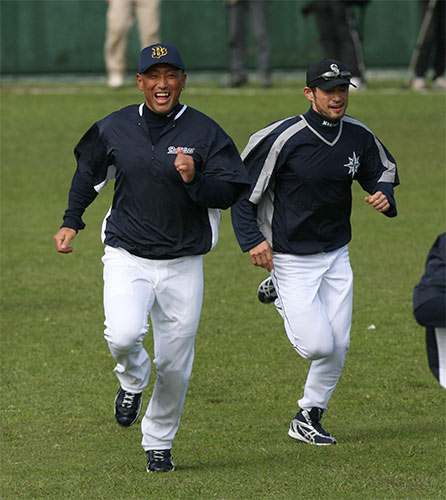２００６年宮古島キャンプでダッシュする清原和博内野手とマリナーズのイチロー外野手