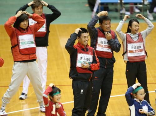 猿のまねをする（左から）南海キャンディーズのしずちゃん、井岡弘樹氏、青木、福留、女子テニスの美濃越