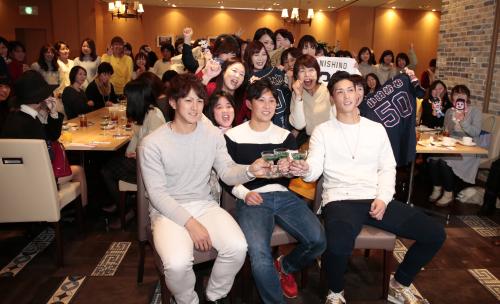 たくさんのオリ姫に囲まれ乾杯する（左から）小田、西野、駿太