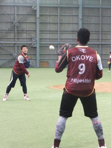 仙台市内のコボスタ宮城の室内練習場でオコエ（右）とキャッチボールを行った楽天・堀内