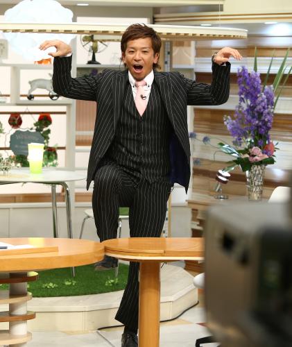 地元テレビ番組に出演したソフトバンク・松田は２０１６年度版「熱男ポーズ」候補の１つを披露する