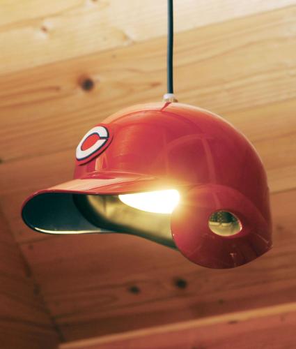 プロ野球広島のヘルメットを使用したランプシェード（球団提供）
