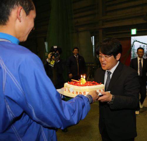 センバツ出場の決まった花咲徳栄・岡崎主将（左）からバースデーケーキを贈られた岩井監督