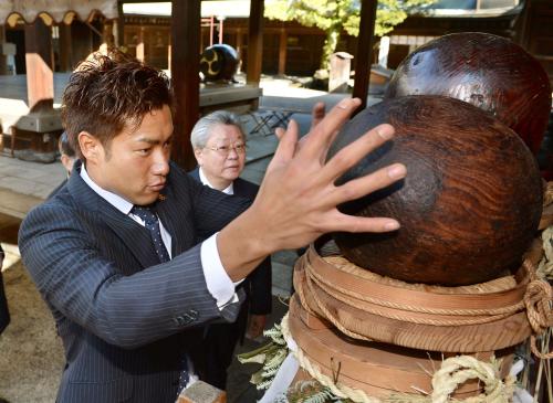 必勝祈願のため筥崎宮を訪れ、縁起物の玉に触るソフトバンク・柳田