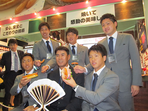 ニッポンハムグループの展示会に参加した日本ハムの新人たち。前列左から井口、田中２軍監督、平沼、後列左から吉田、横尾、田中