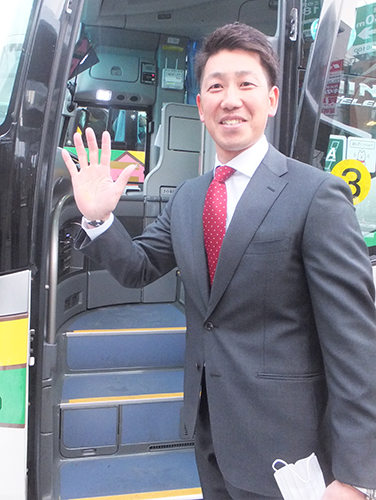 バスに乗り込む前に笑顔で手を振る楽天・藤田