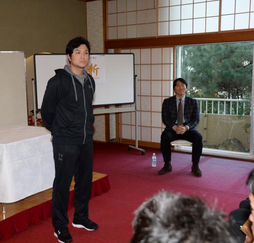 巨人宮崎キャンプを前にＯＢの松井秀喜氏（右）も出席し全体ミーティングに臨む高橋監督