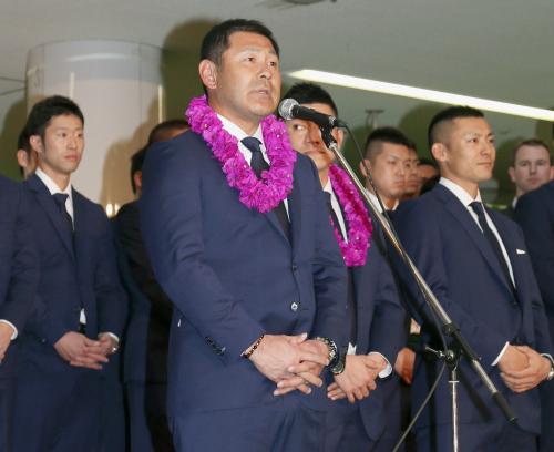 宮崎空港に到着し、歓迎式典であいさつする西武・田辺監督