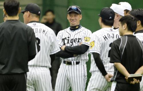 キャンプインし、笑顔を見せるプロ野球阪神の金本知憲監督（中央）