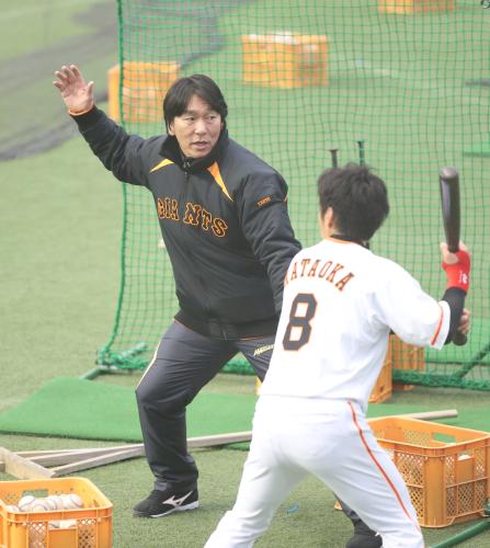 巨人宮崎キャンプで松井臨時コーチ（左）は片岡に熱烈打撃指導を行う