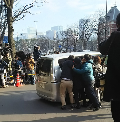 清原和博容疑者を乗せて警視庁を出発した車に報道陣が集まる