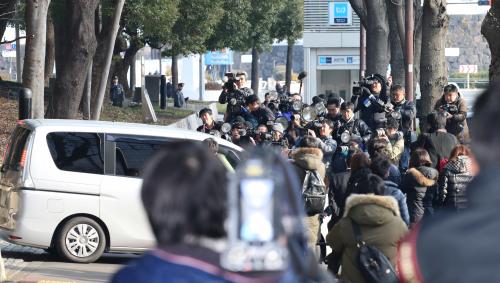 大勢の報道陣が集まる中、清原容疑者を乗せた車両が警視庁を出る