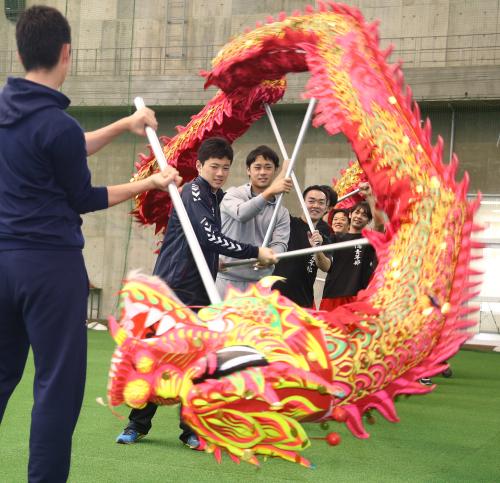 台湾の伝統芸能「竜舞」に挑戦した（左から）原、成田、平沢