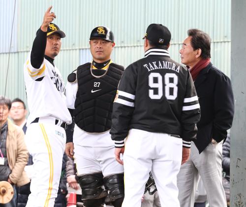 ブルペン投球を終え話す（左から）松坂、細川、高村コーチ、東尾氏
