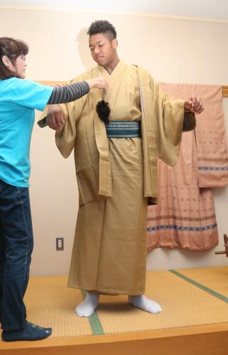 久米島紬の着物を着せてもらうオコエ