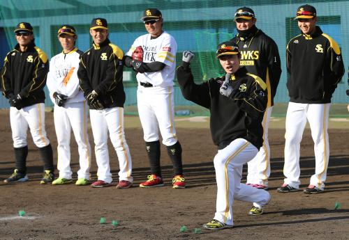 野球教室を終え松田（左）らナインを前に「熱男！」と叫び締める和田