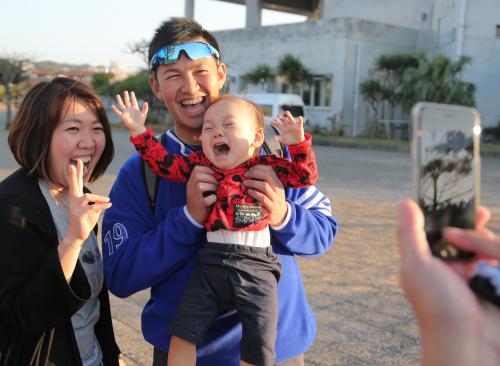 ファンと記念撮影した山崎康は抱き上げた子供に泣かれてしまい苦笑い