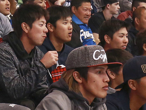 ＮＨＬを観戦する大谷（左から２人目）ら日本ハム選手たち