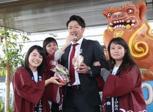 久米島空港で地元高校生にチョコレートを食べさせてもらう哲朗