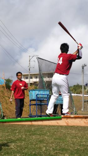 沖縄・金武町の練習で則本（右）にトスを上げる楽天・星トレーナー