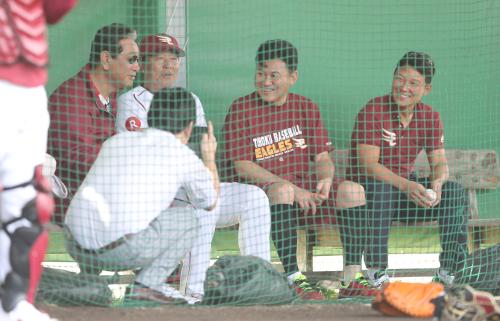 楽天キャンプのブルペンに勢ぞろいした（左から）星野球団副会長、梨田監督、三木谷オーナー、立花球団社長