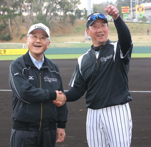 スタンドからの声援に笑顔の阪神・坂井オーナー（左）と金本監督