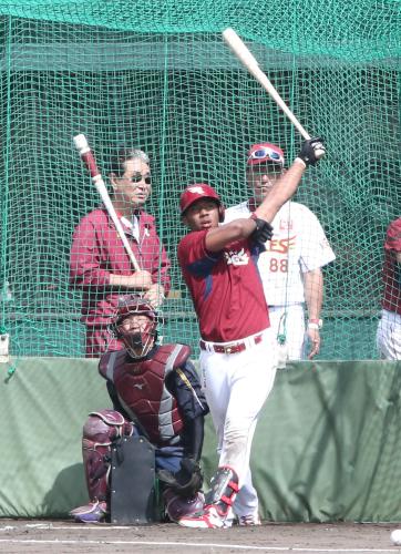 星野球団副会長（左）が見守る前でフリー打撃を披露するオコエ