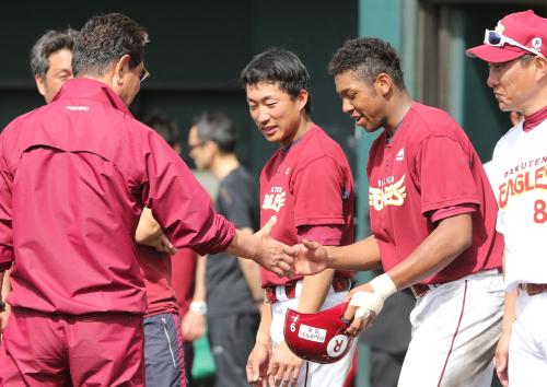 オコエ（右）と握手する星野球団副会長