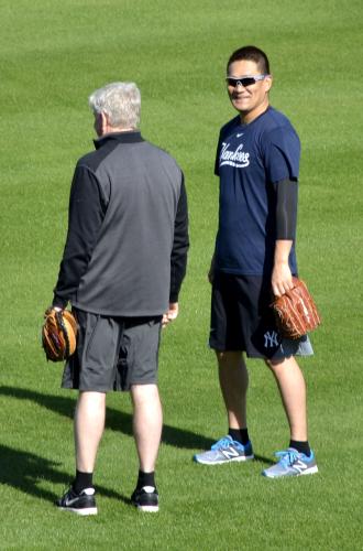 自主トレでロスチャイルド投手コーチ（左）と話すヤンキース・田中