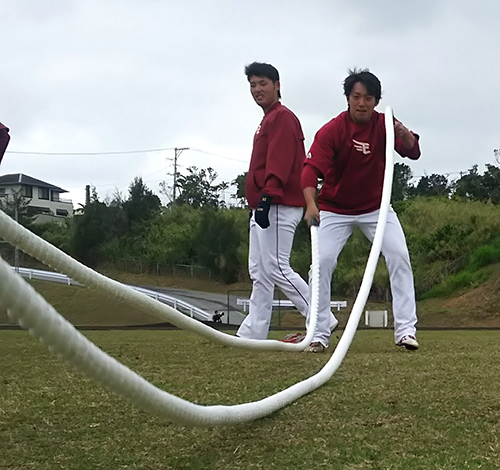 沖縄・金武町での練習で綱を使用したトレーニングを行う楽天・横山（右）