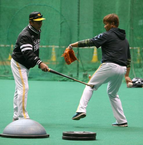 佐藤コーチ（左）から投球フォームの指導を受ける松坂