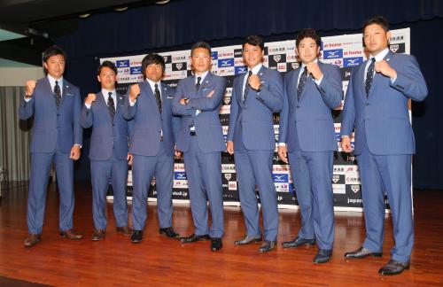 ポーズを取る侍ジャパンの（左から）大野、小川、平田、小久保監督、坂本、菅野、筒香