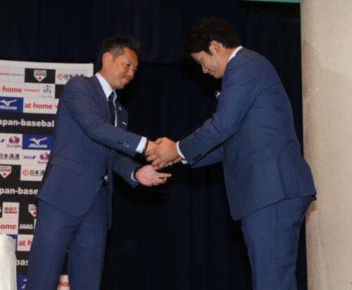 強化試合のメンバーを発表し、菅野と握手をする小久保監督（左）