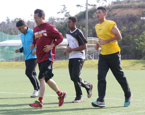 宿泊先のグラウンドで秋田トレーニングコーチを先頭に軽めのジョギングをする（左から）栗原、オコエ、中川