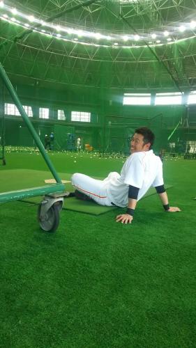 沖縄・セルラースタジアムの室内練習場でのトレーニングを終えて笑顔を見せる巨人・亀井