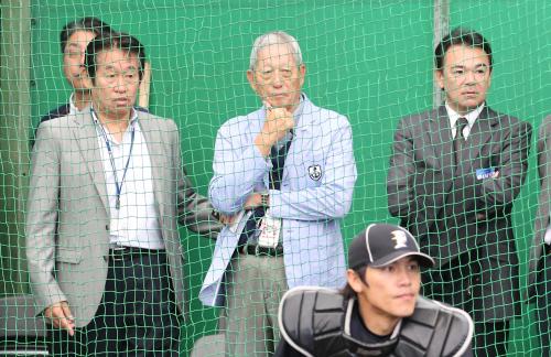 大谷の投球を見つめる（左から）鹿取氏、権藤氏、和田氏