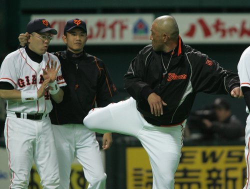 ０５年のオープン戦終了後、巨人・小田幸平捕手（左）に蹴りを入れながら出迎える清原和博容疑者