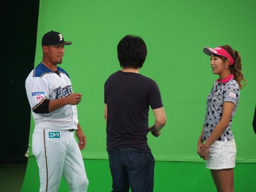 中田（左）は女子プロゴルファーの金田久美子とＣＭ撮影に臨む