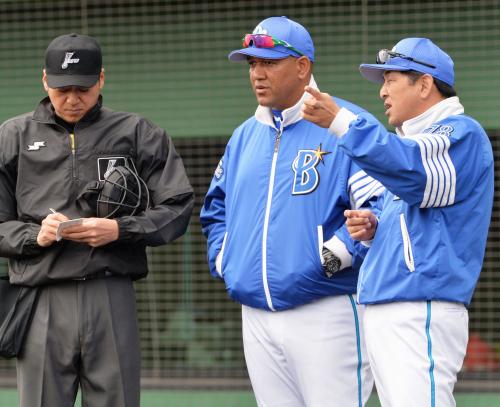 広島との練習試合で、選手の交代を告げるＤｅＮＡ・ラミレス監督。右は進藤ヘッドコーチ