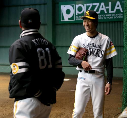 投球練習を終え笑顔で工藤監督（左）と話をする武田