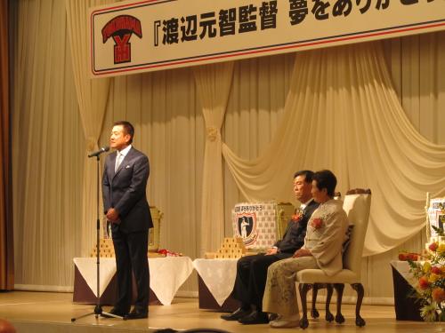 高ヤ・横浜・渡辺前監督（写真中）「感謝の会」で挨拶する巨人の原辰徳前監督（写真左端）