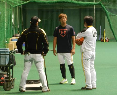 倉野投手総合巡回コーチ（左）らと今後の登板スケジュールについて話し合う松坂（中央）