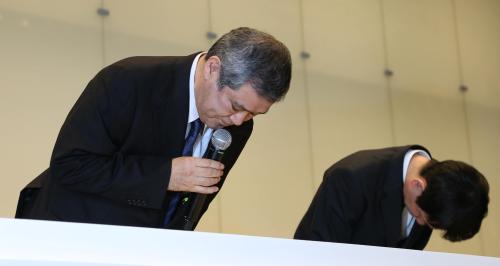 会見で謝罪する巨人・久保博球団社長（左）と森田清司コンプライアンス担当