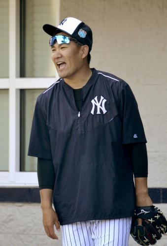 練習の合間に笑顔でチームメートに声を掛けるヤンキース・田中