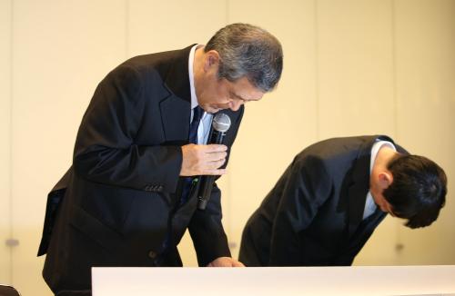 会見で謝罪する久保球団社長（左）と森田総務本部長