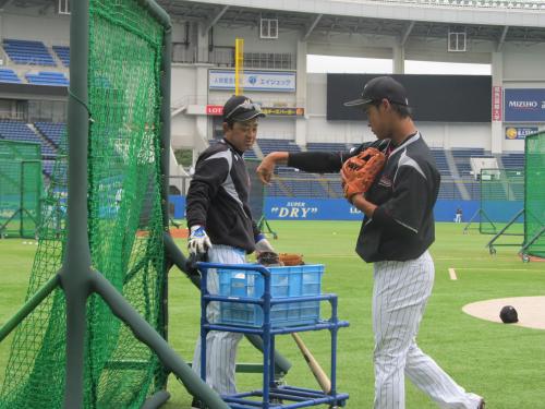 松山内野守備走塁コーチからスローイングの指導を受けるロッテ・平沢（右）