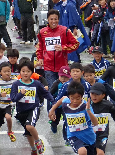昨年１１月、陸前高田市で行われたマラソン大会に応援ランナーとして参加した鈴木尚