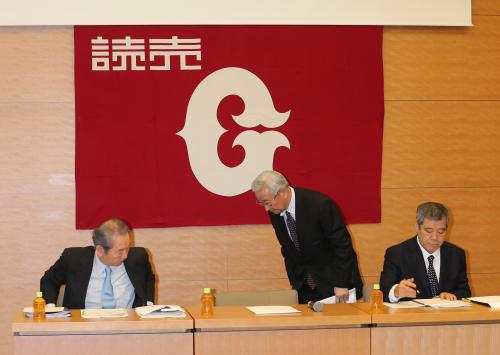 第２回紀律委員会に臨む老川祥一オーナー（中央）。左は松田昇オーナー代行。右は久保博球団社長
